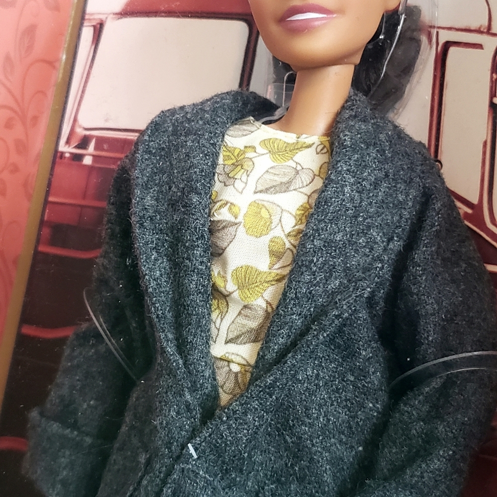 2019 Rosa Parks Barbie Signature Series - Picture 5 of 12